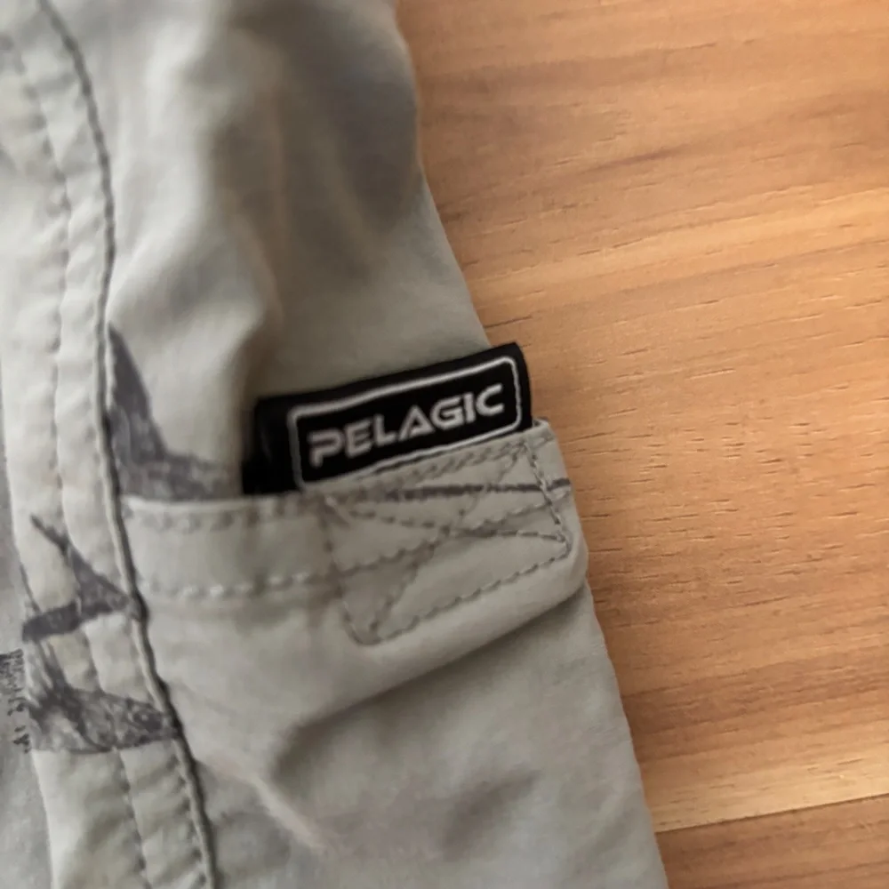 Pelagic Gray Printed Cargo Youth Shorts Size 29 - Picture 3 of 5